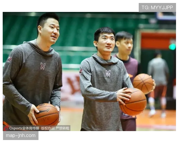 吕小军训练场上一脸严肃，转头居然偷偷吃瓜，这反差我服！