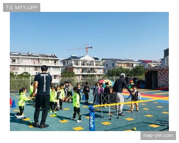 手抛球规则：双手过头、双脚位置与二次触球限定