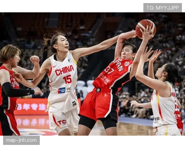 韩旭街拍:篮板女王下班后像穿错片场,包比我家房租还显摆 韩旭街拍:篮板女王下班后像穿错片场,包比我家房租还显摆